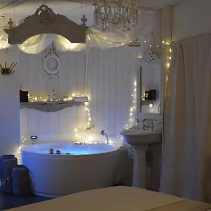 L Escapade Aixoise Sauna Balneo Jacuzzi Petit Dejeuner Boissons Netflix Centre Historique , Aix-en-Provence France